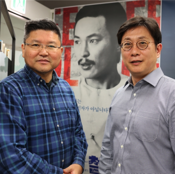 Kang Hyung-won (left) and Nam Ki-woong, CEO of Connect Pictures, are interviewing with the Seoul Economic Daily at the Korea Creative Content Agency in Cheonggyecheon-ro, Seoul on the 6th.