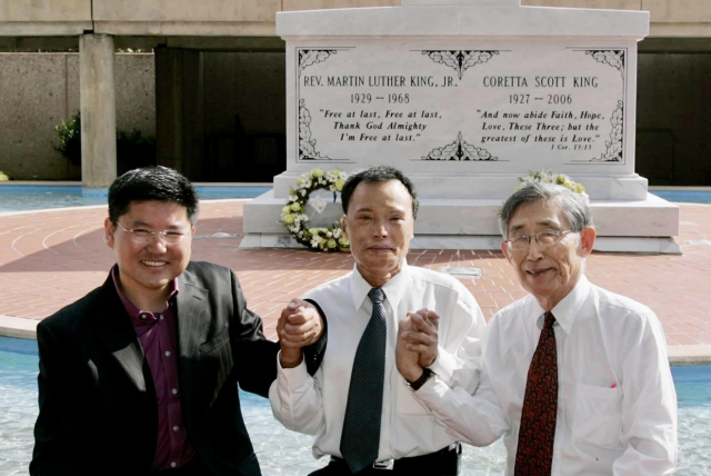 Reporter Lee Kyung-won (right) visits the graves of Martin Luther II and Coretta Scott King in Atlanta in September 2007 with reporters Lee Cheol-soo (center) and Kang Hyung-won (left) and takes a commemorative photo. Photo courtesy = Reporter Kang Hyung-won
